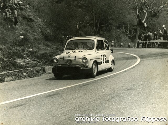 Stefano-Sottile-con-la-mitica-600-in-provincia-di-Catanzaro-1967